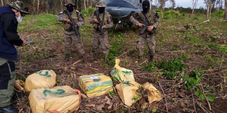 Encuentran supuesta droga en aeronave incinerada en Petén