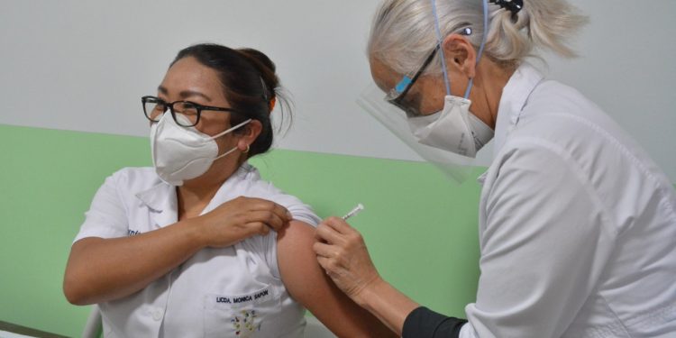 Vacunan a personal médico y enfermeras del Hospital Roosevelt./Foto: MSPAS.