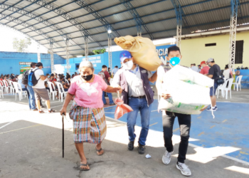Familias reciben apoyo alimentario por emergencia del COVID-19