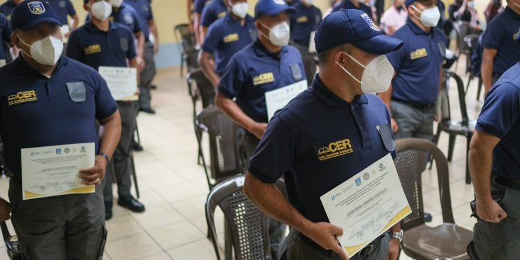 SBS gradúa a 32 agentes especializados en atención integral a los adolescentes
