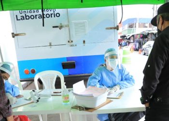 Guatemaltecos asisten a laboratorios a realizarse las pruebas de coronavirus./Foto: Óscar Dávila.