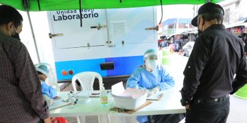Guatemaltecos asisten a laboratorios a realizarse las pruebas de coronavirus./Foto: Óscar Dávila.