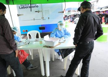 Laboratorios móvil realiza pruebas de detección de coronavirus a guatemaltecos./Foto: Óscar Dávila.