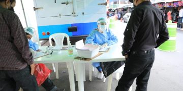 Laboratorios móvil realiza pruebas de detección de coronavirus a guatemaltecos./Foto: Óscar Dávila.