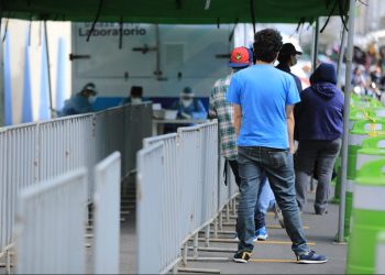 Población asiste a los laboratorios móviles para que les realicen las pruebas de coronavirus./Foto: Óscar Dávila.