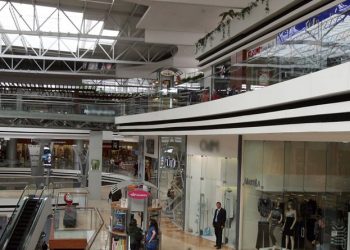 Centros comerciales, tiendas y supermercados vuelven a funcionar en horarios regulares
