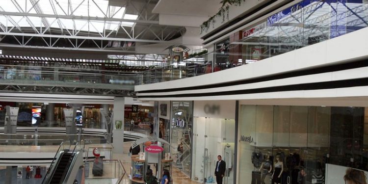 Centros comerciales, tiendas y supermercados vuelven a funcionar en horarios regulares