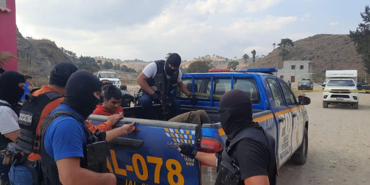 PNC rescata a mujer y captura a supuestos secuestradores