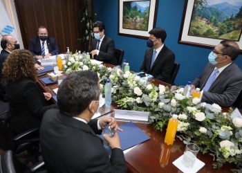 Presidente Alejandro Giammattei en reunion con autoridades de Economía