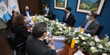 Presidente Alejandro Giammattei en reunion con autoridades de Economía