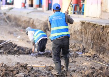 Remozamiento de tramo carretero evitará inundaciones en Quiché
