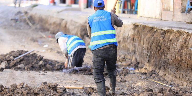 Remozamiento de tramo carretero evitará inundaciones en Quiché