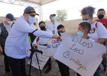 presidente Giammattei saluda a estudiantes