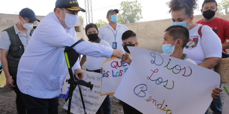 presidente Giammattei saluda a estudiantes