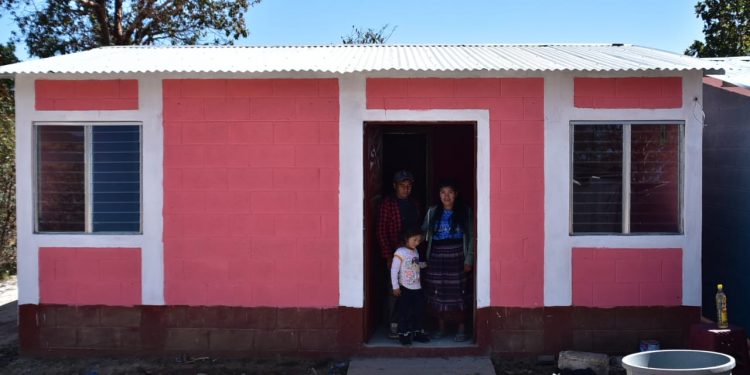 La esperanza llega a la familia Tzoc Menchú con su nuevo hogar