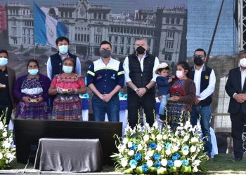 Gobierno entrega 74 viviendas a familias de Totonicapán