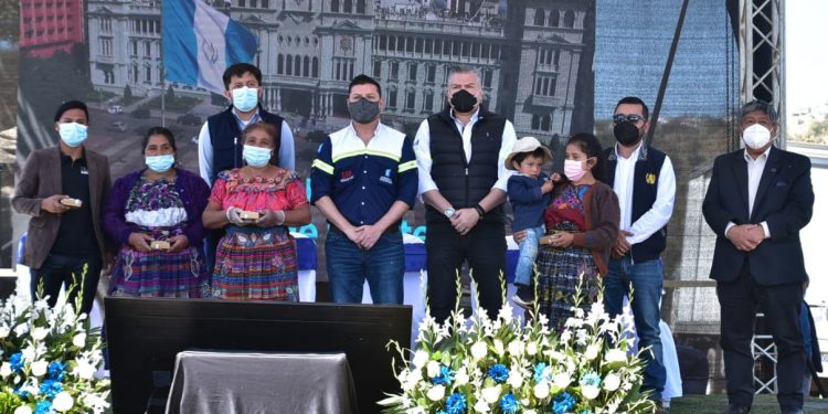 Gobierno entrega 74 viviendas a familias de Totonicapán