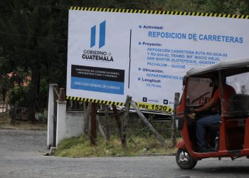 Tuc tuc pasa por nueva carretera en Pachalum