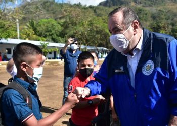 Presidente inaugura ciclo escolar 2021 en Santa Catalina La Tinta