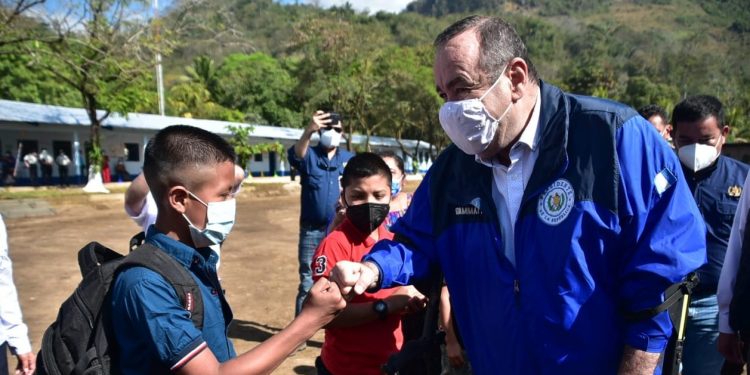 Presidente inaugura ciclo escolar 2021 en Santa Catalina La Tinta