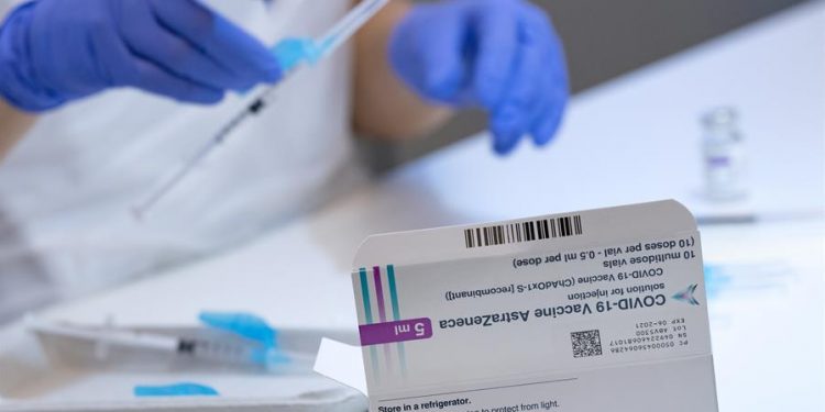 Bruselas trabaja para lograr un “número suficiente” de vacunas de AstraZeneca