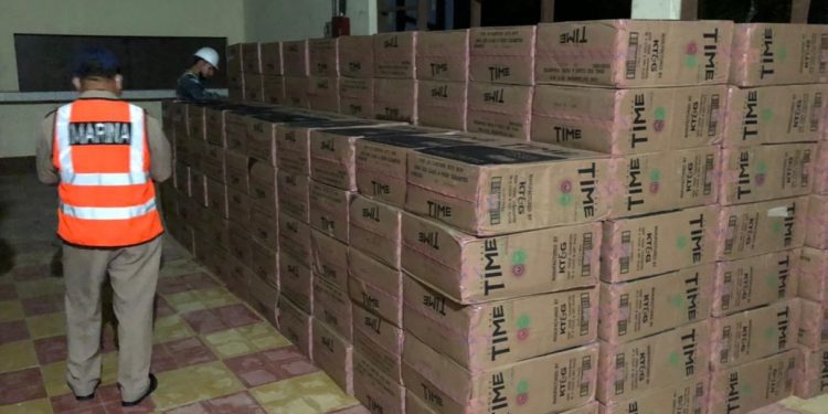 Interceptan embarcación que trasladaba cigarrillos de contrabando