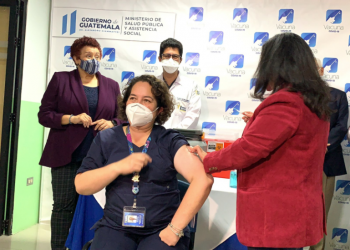 Vacuna llena de esperanza al personal médico y paramédico del Hospital Roosevelt