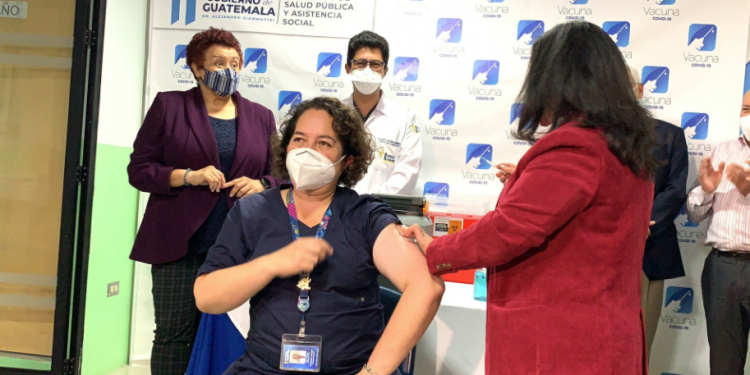 Vacuna llena de esperanza al personal médico y paramédico del Hospital Roosevelt