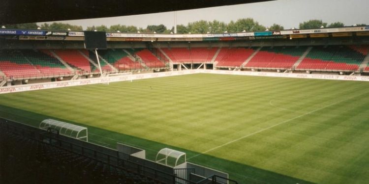 Países Bajos hace prueba piloto con aficionados en un partido de futbol