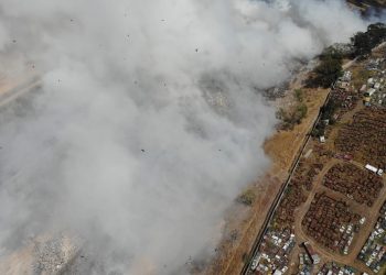 Instituciones del sistema Conred combaten incendio en vertedero de la ruta al Pacífico