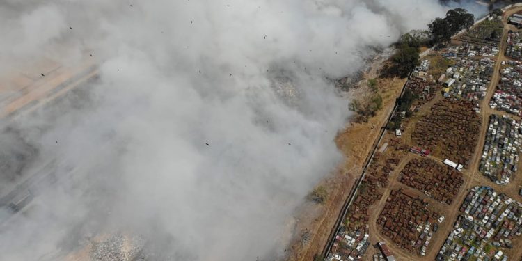 Instituciones del sistema Conred combaten incendio en vertedero de la ruta al Pacífico