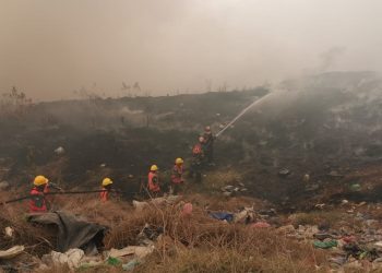 Ambiente apoya labores para combatir incendio en vertedero ubicado en Villa Nueva