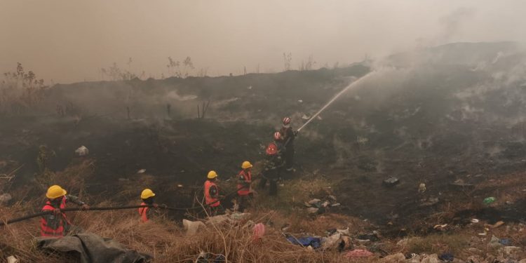 Ambiente apoya labores para combatir incendio en vertedero ubicado en Villa Nueva