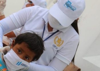 Cómo se manejarán los casos sospechosos y confirmados de COVID-19 en las escuelas