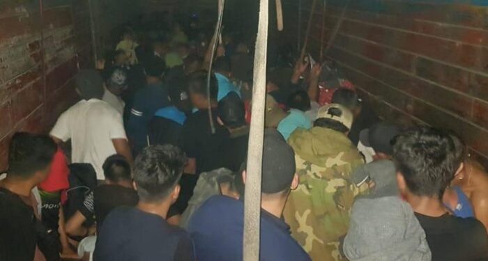 Guardia Nacional mexicana intercepta a 156 migrantes hacinados en un camión