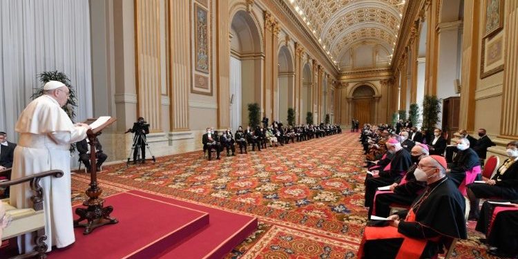 Papa Francisco pide relajar las sanciones para favorecer la ayuda humanitaria