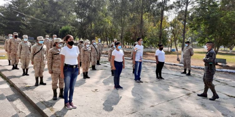 reservistas militares en entrenamiento