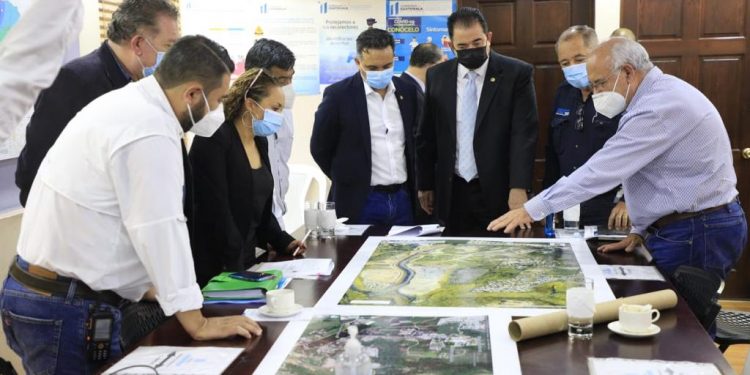 Discuten solución integral por incendio en el vertedero de la ruta al Pacífico