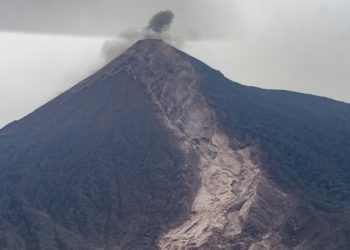 Emisión de ceniza del volcán de Fuego continuaría en las próximas horas, alerta el Insivumeh