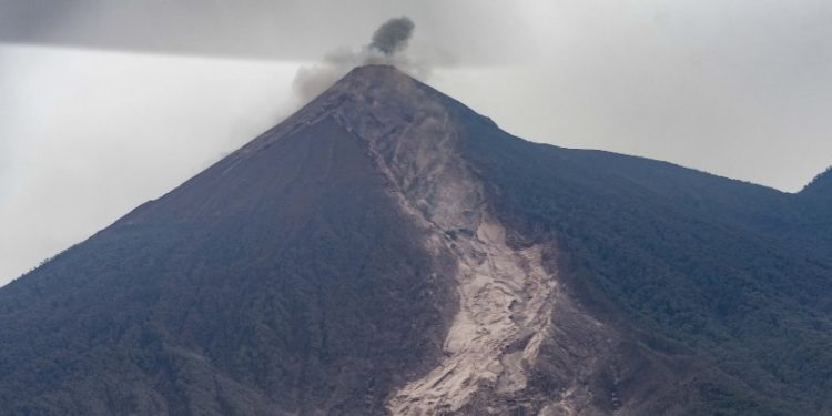 Emisión de ceniza del volcán de Fuego continuaría en las próximas horas, alerta el Insivumeh