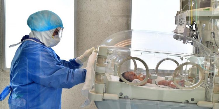 Bebé nacida de madre vacunada contra el COVID-19 tiene anticuerpos