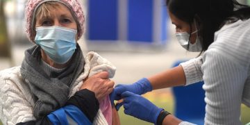 Una dosis de Pfizer o AstraZeneca reduce un 80 por ciento las hospitalizaciones en mayores