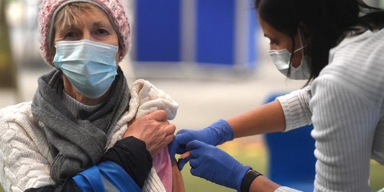 Una dosis de Pfizer o AstraZeneca reduce un 80 por ciento las hospitalizaciones en mayores