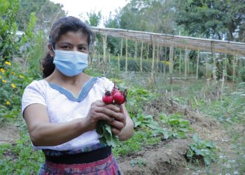 Mujer agricultora muestra productos