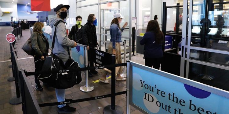EE. UU. registra un récord de viajes en avión desde el inicio de la pandemia