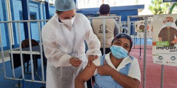 Personal de hospitales son vacunados contra el COVID-19