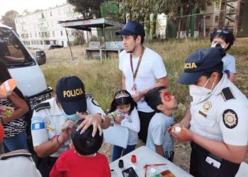 Agentes de la PNC realizaron actividades lúdicas con vecinos de la colonia Nimajuyù. 1