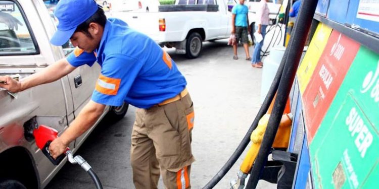 Prevén estabilización del precio de los combustibles entre abril y mayo