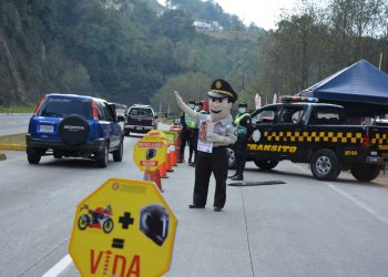 Agentes del Departamento de Tránsito de la PNC realizan campaña en Quiché