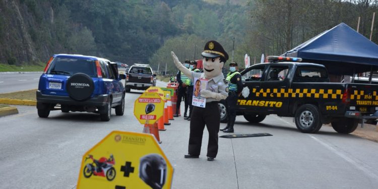 Agentes del Departamento de Tránsito de la PNC realizan campaña en Quiché